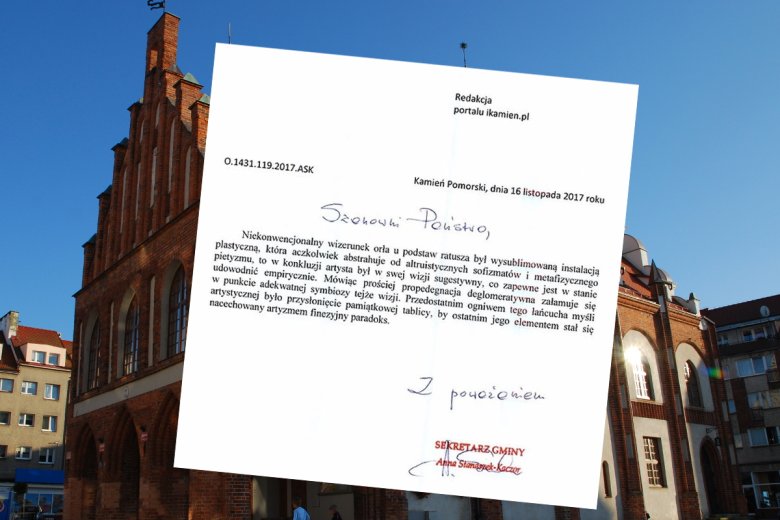 Odpowiedź urzędniczki na tle ratusza miejskiego w Kamieniu Pomorskim