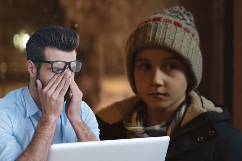Mężczyzna płacze oglądając świąteczną reklamę Allegro
