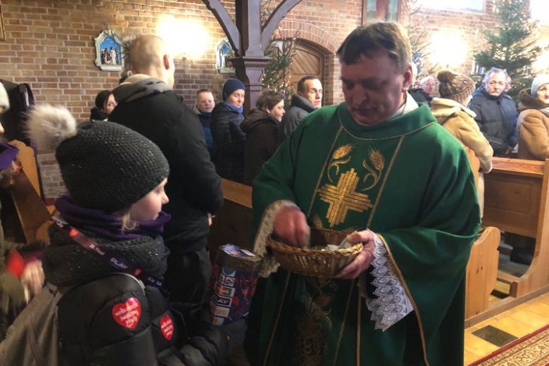 Ksiądz z Elbląga zastosował podczas finału WOŚP zupełnie inną strategię niż jego rywal z Tychów.