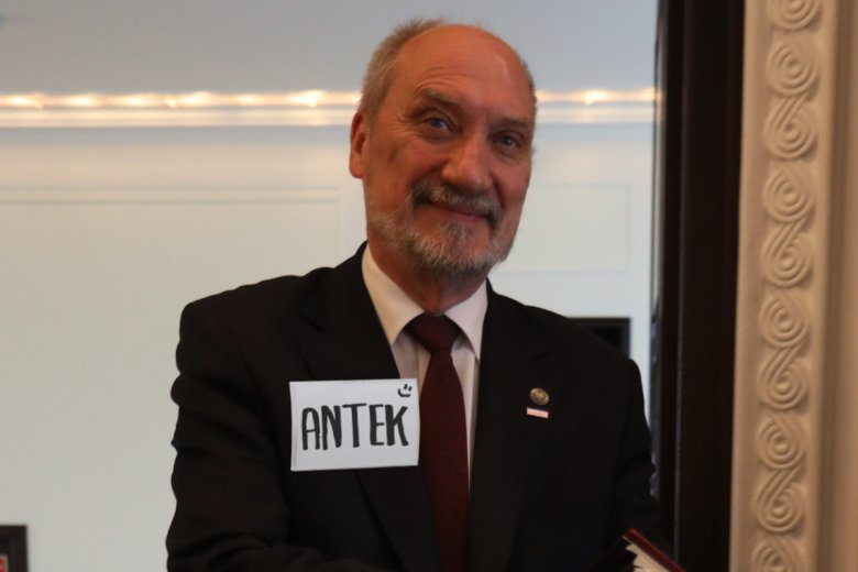 Minister Obrony Narodowej Antoni Macierewicz musi chodzić z plakietką z imieniem.